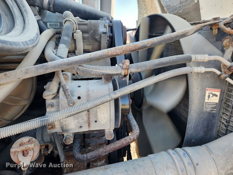 image for item MK9475 2001 Freightliner Columbia  flatbed truck