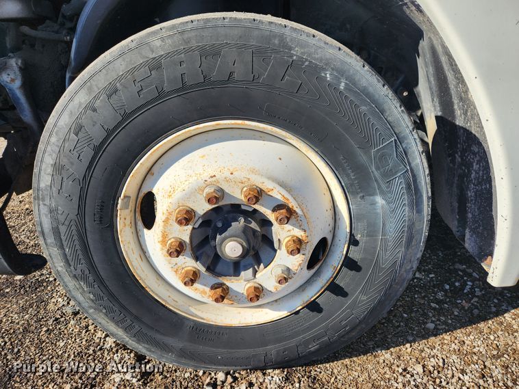 image for item MK9475 2001 Freightliner Columbia  flatbed truck