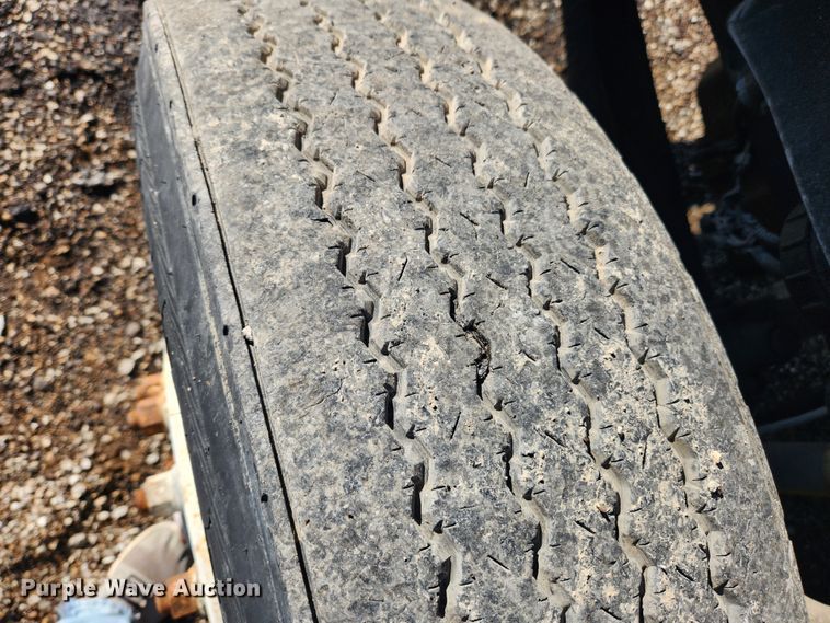 image for item MK9475 2001 Freightliner Columbia  flatbed truck