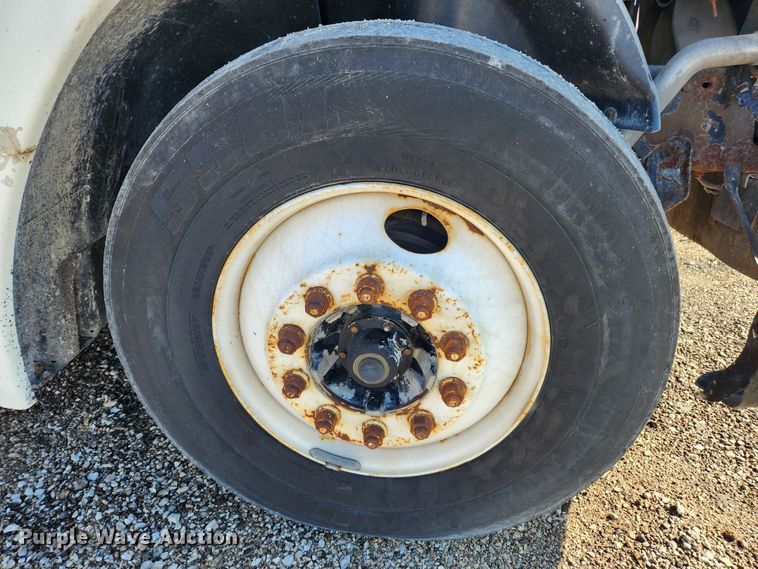 image for item MK9475 2001 Freightliner Columbia  flatbed truck