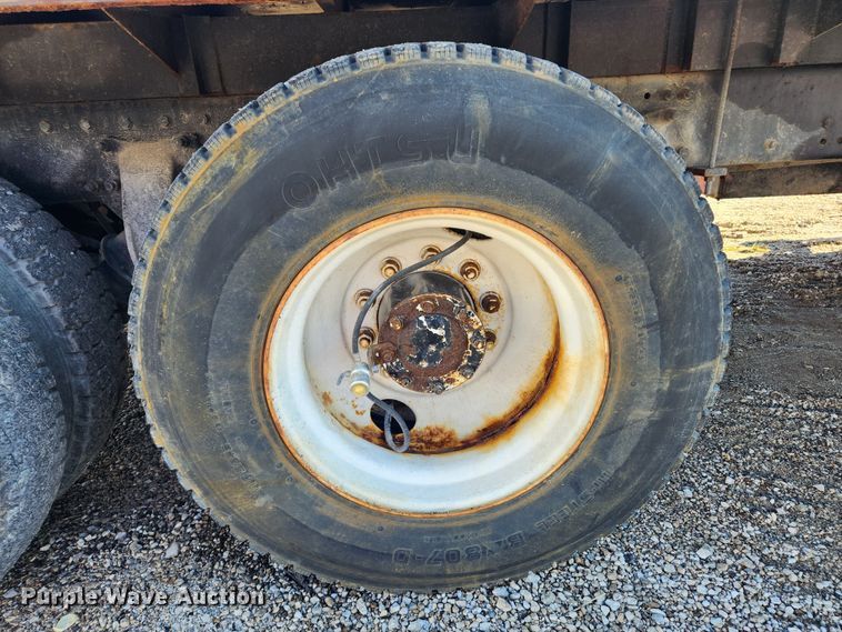 image for item MK9475 2001 Freightliner Columbia  flatbed truck