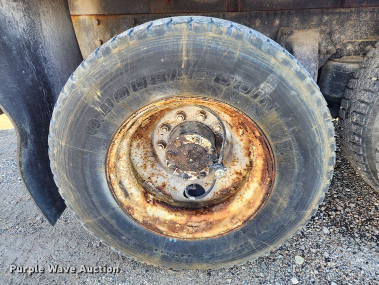 image for item MK9475 2001 Freightliner Columbia  flatbed truck