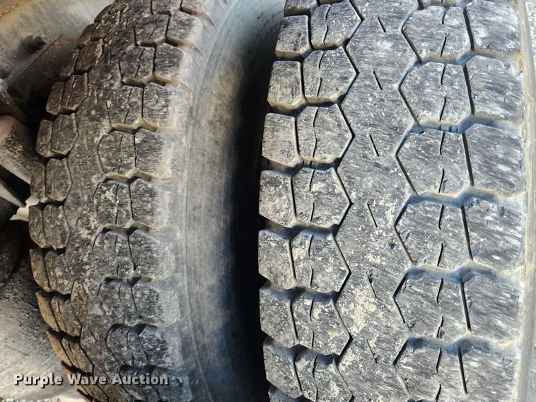 image for item MK9475 2001 Freightliner Columbia  flatbed truck