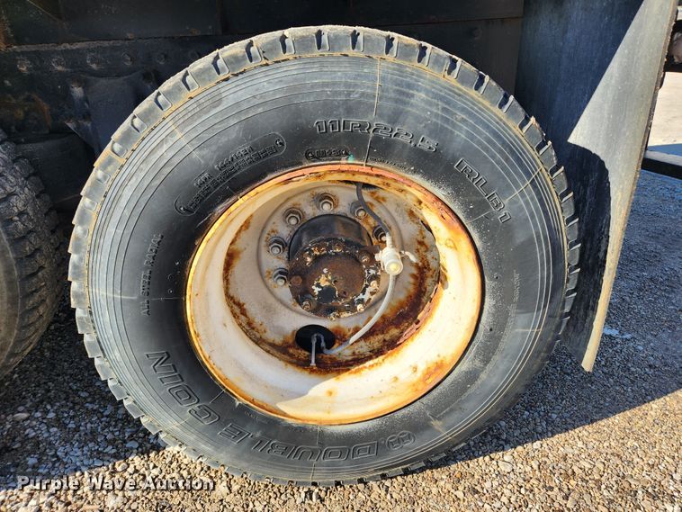 image for item MK9475 2001 Freightliner Columbia  flatbed truck