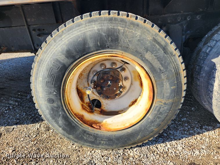 image for item MK9475 2001 Freightliner Columbia  flatbed truck