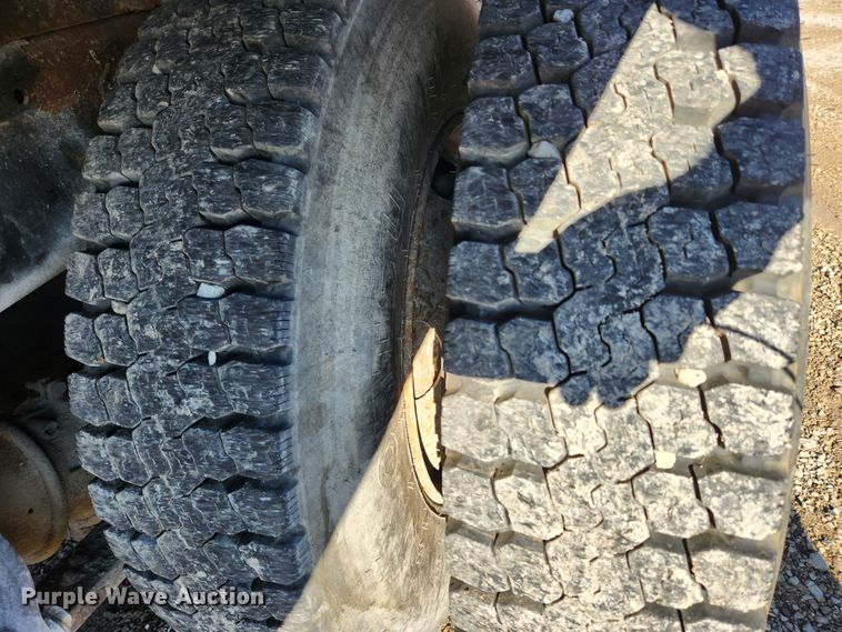 image for item MK9475 2001 Freightliner Columbia  flatbed truck