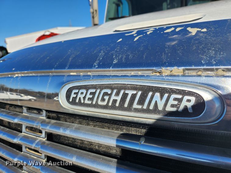 image for item MK9475 2001 Freightliner Columbia  flatbed truck
