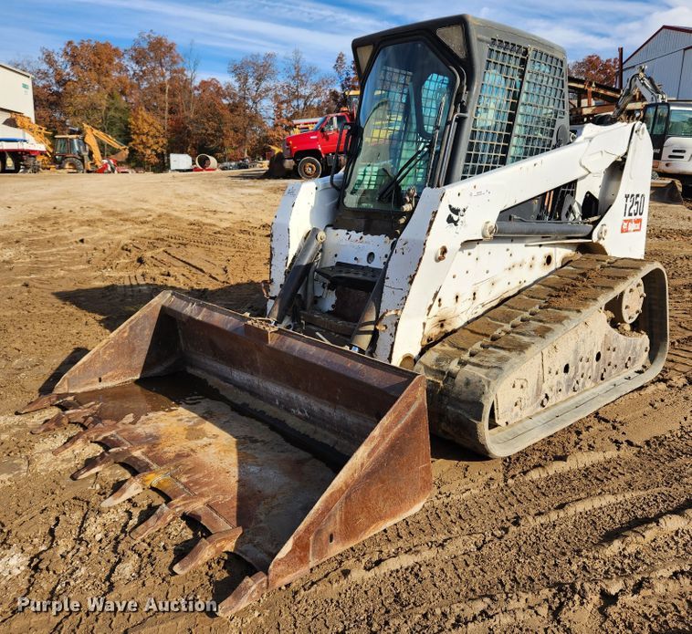 image for item MK9489 2008 Bobcat T250  tracked skid steer loader