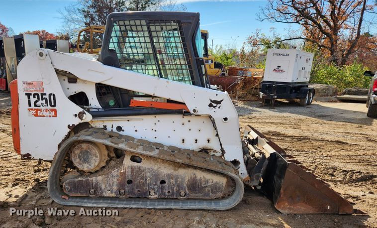 image for item MK9489 2008 Bobcat T250  tracked skid steer loader