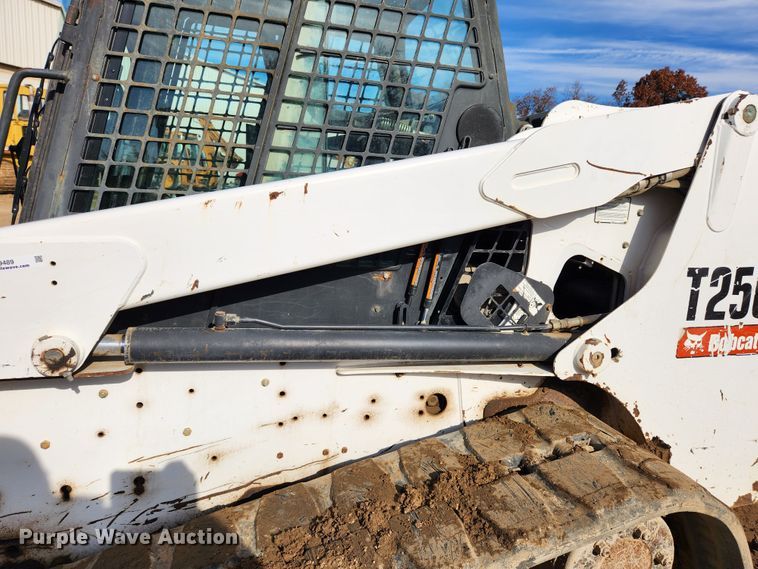 image for item MK9489 2008 Bobcat T250  tracked skid steer loader