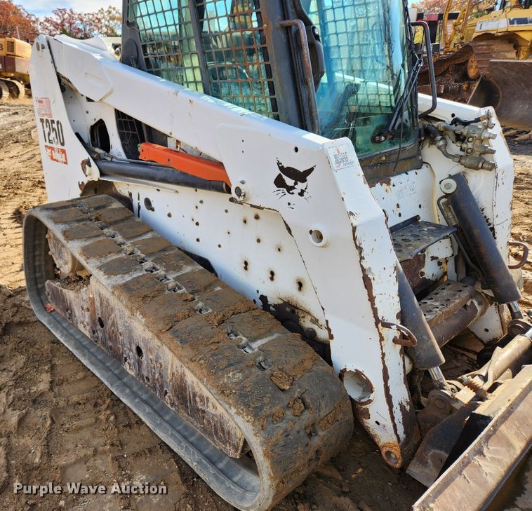 image for item MK9489 2008 Bobcat T250  tracked skid steer loader