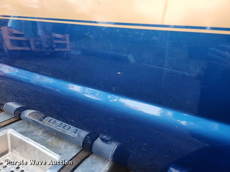 image for item MK9492 2000 Ford F650 Super Duty  SuperCab utility / service truck