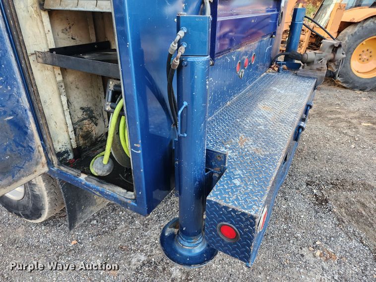 image for item MK9492 2000 Ford F650 Super Duty  SuperCab utility / service truck