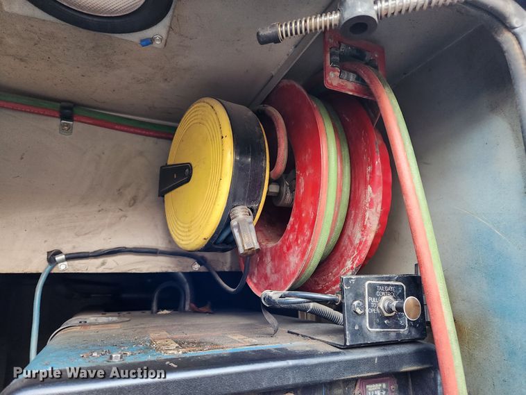 image for item MK9492 2000 Ford F650 Super Duty  SuperCab utility / service truck