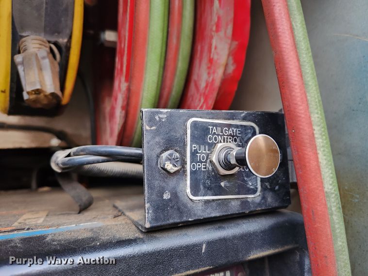 image for item MK9492 2000 Ford F650 Super Duty  SuperCab utility / service truck