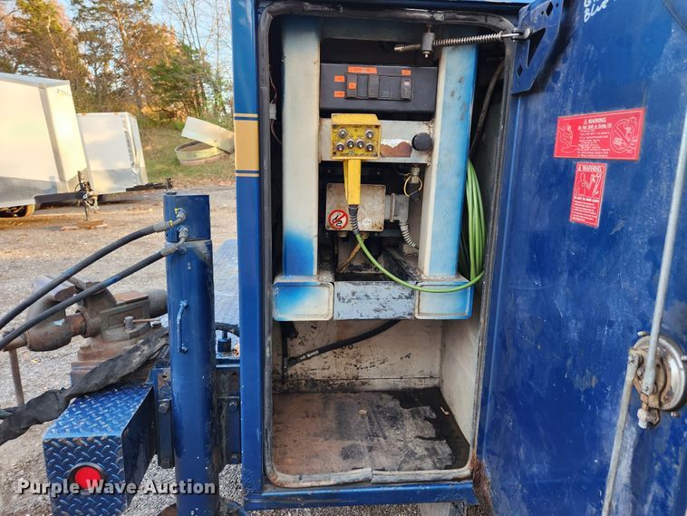 image for item MK9492 2000 Ford F650 Super Duty  SuperCab utility / service truck