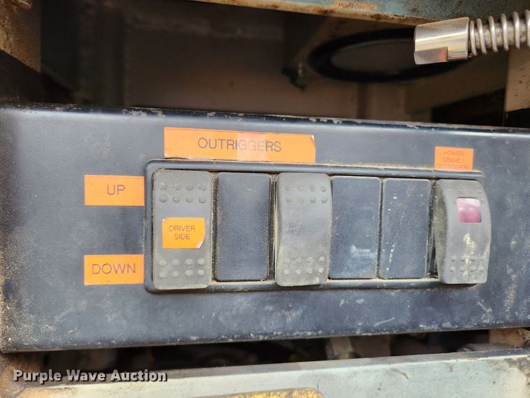 image for item MK9492 2000 Ford F650 Super Duty  SuperCab utility / service truck