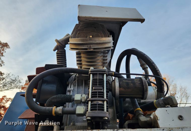 image for item MK9492 2000 Ford F650 Super Duty  SuperCab utility / service truck