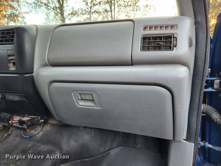 image for item MK9492 2000 Ford F650 Super Duty  SuperCab utility / service truck