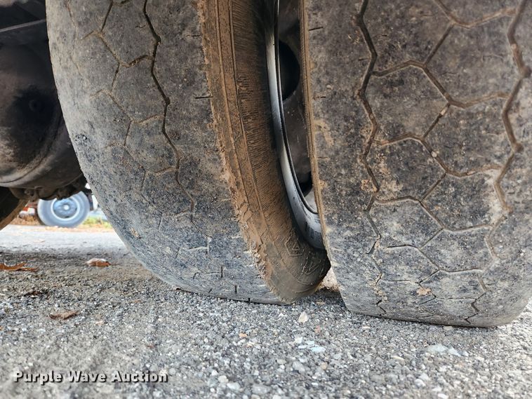 image for item MK9492 2000 Ford F650 Super Duty  SuperCab utility / service truck