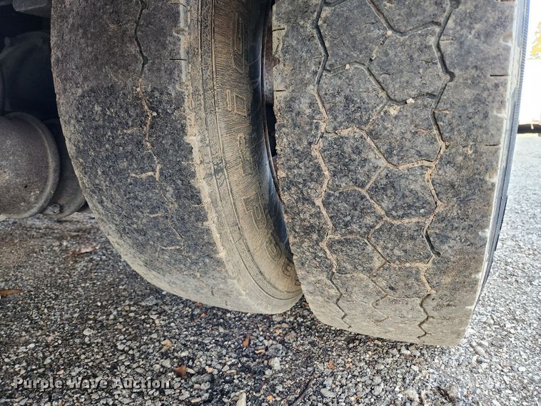 image for item MK9492 2000 Ford F650 Super Duty  SuperCab utility / service truck