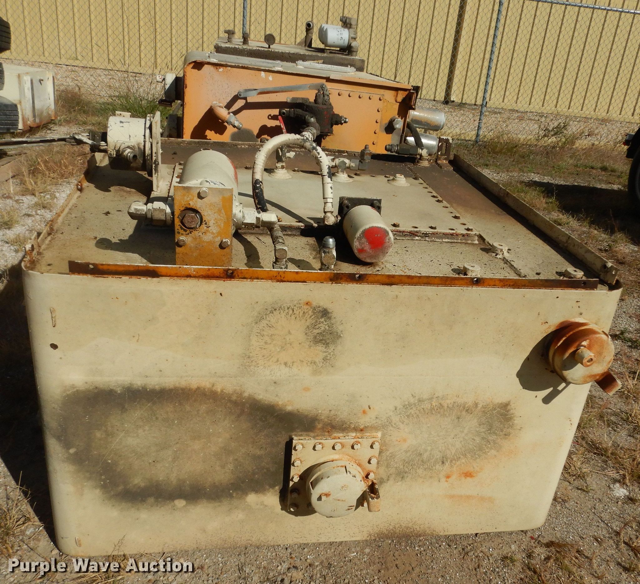 (5) hydraulic tanks in Topeka, KS Item KF9192 sold Purple Wave