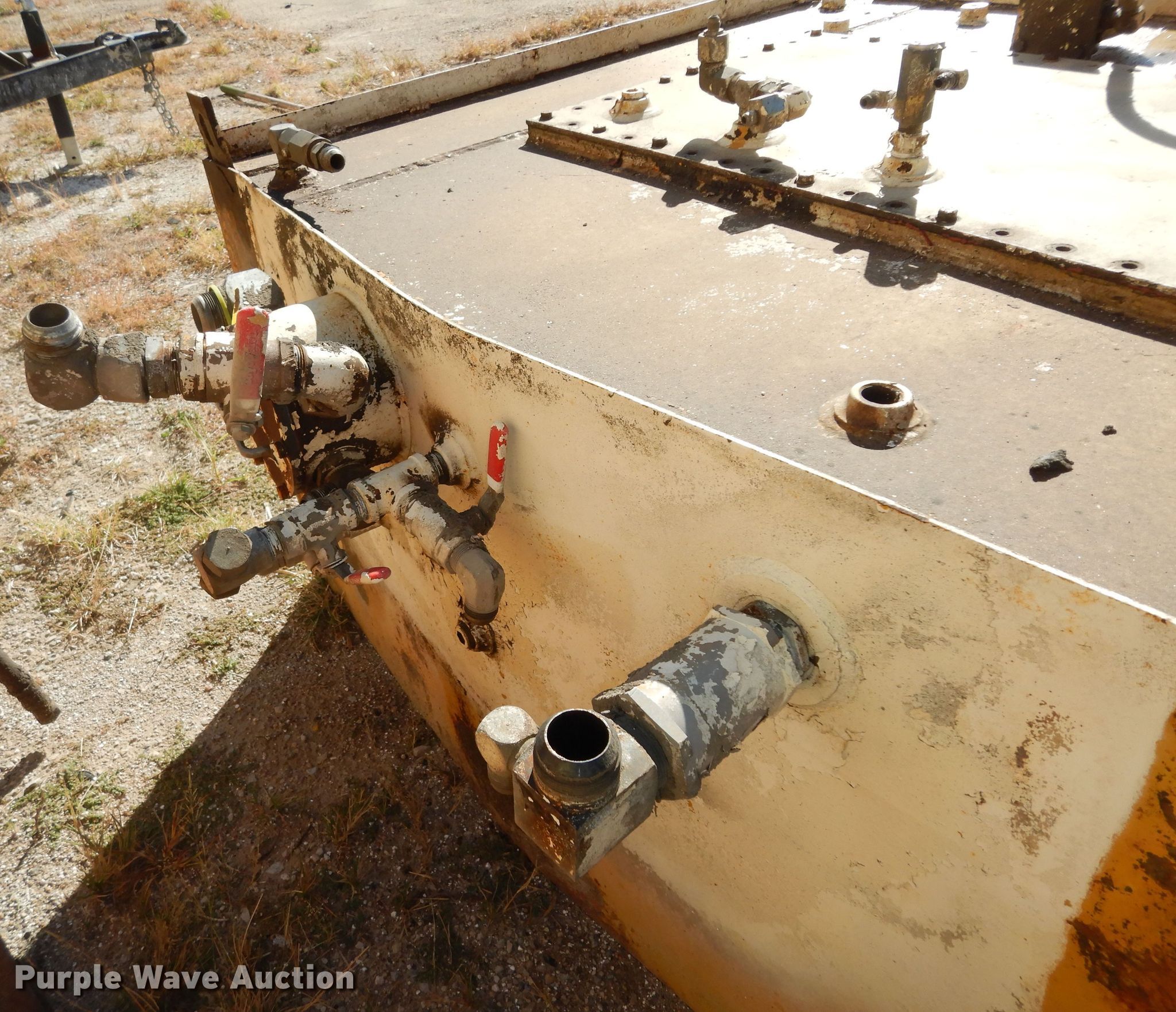 (5) hydraulic tanks in Topeka, KS Item KF9192 sold Purple Wave