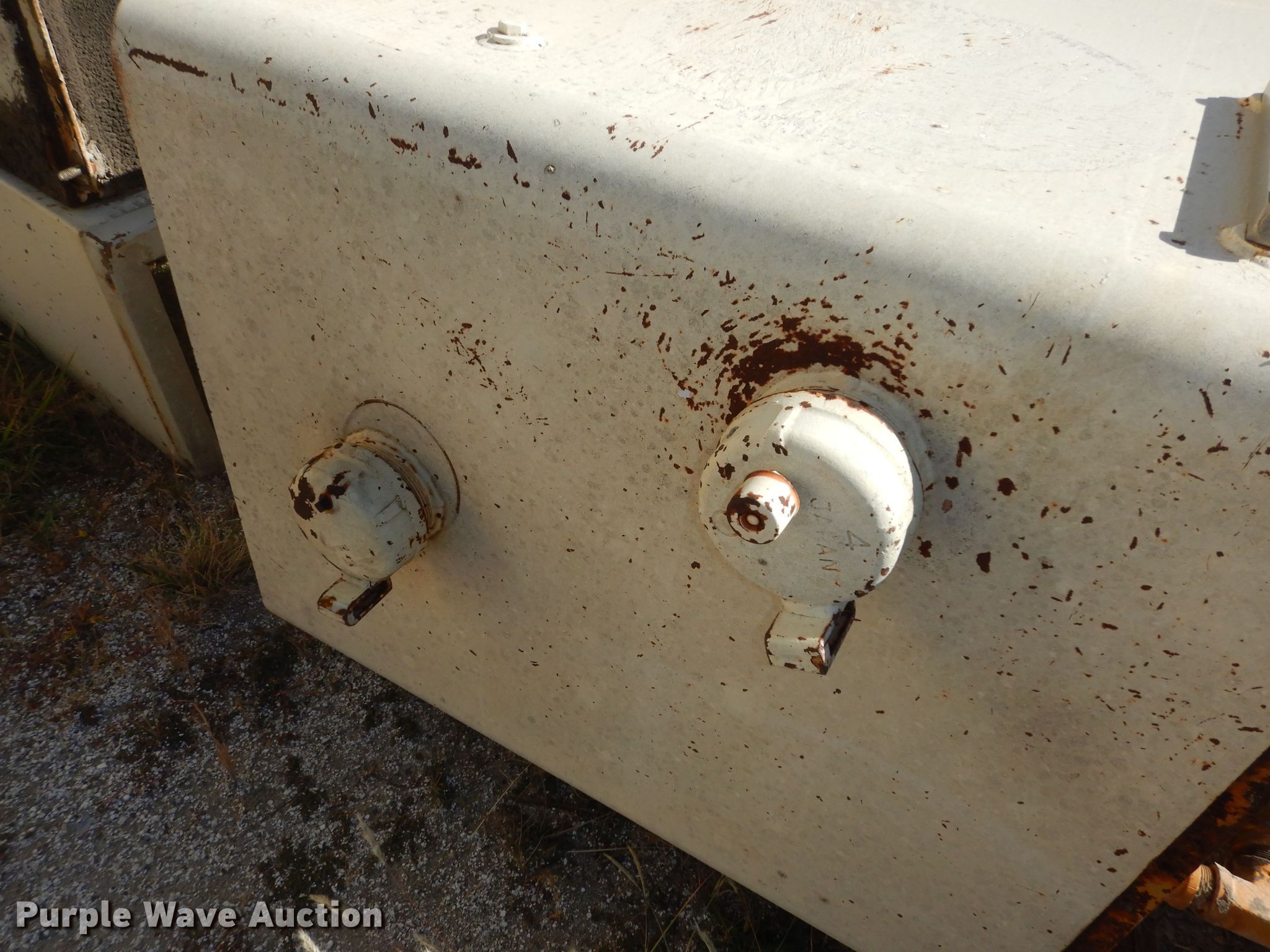 (5) hydraulic tanks in Topeka, KS Item KF9192 sold Purple Wave