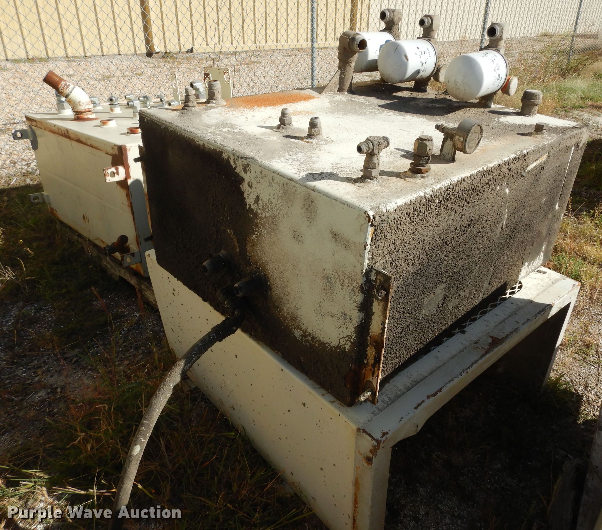 (5) hydraulic tanks in Topeka, KS Item KF9192 sold Purple Wave