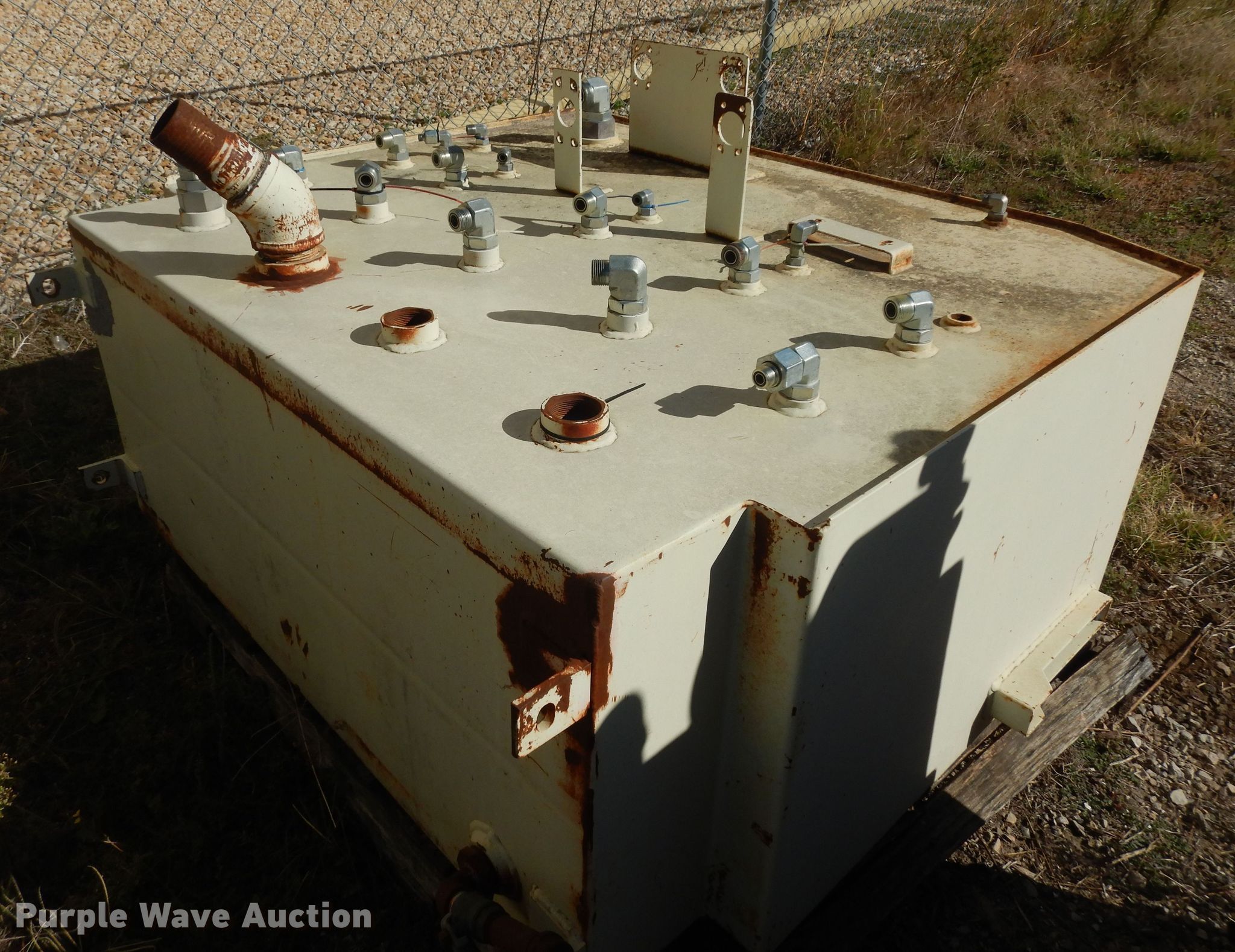 (5) hydraulic tanks in Topeka, KS Item KF9192 sold Purple Wave