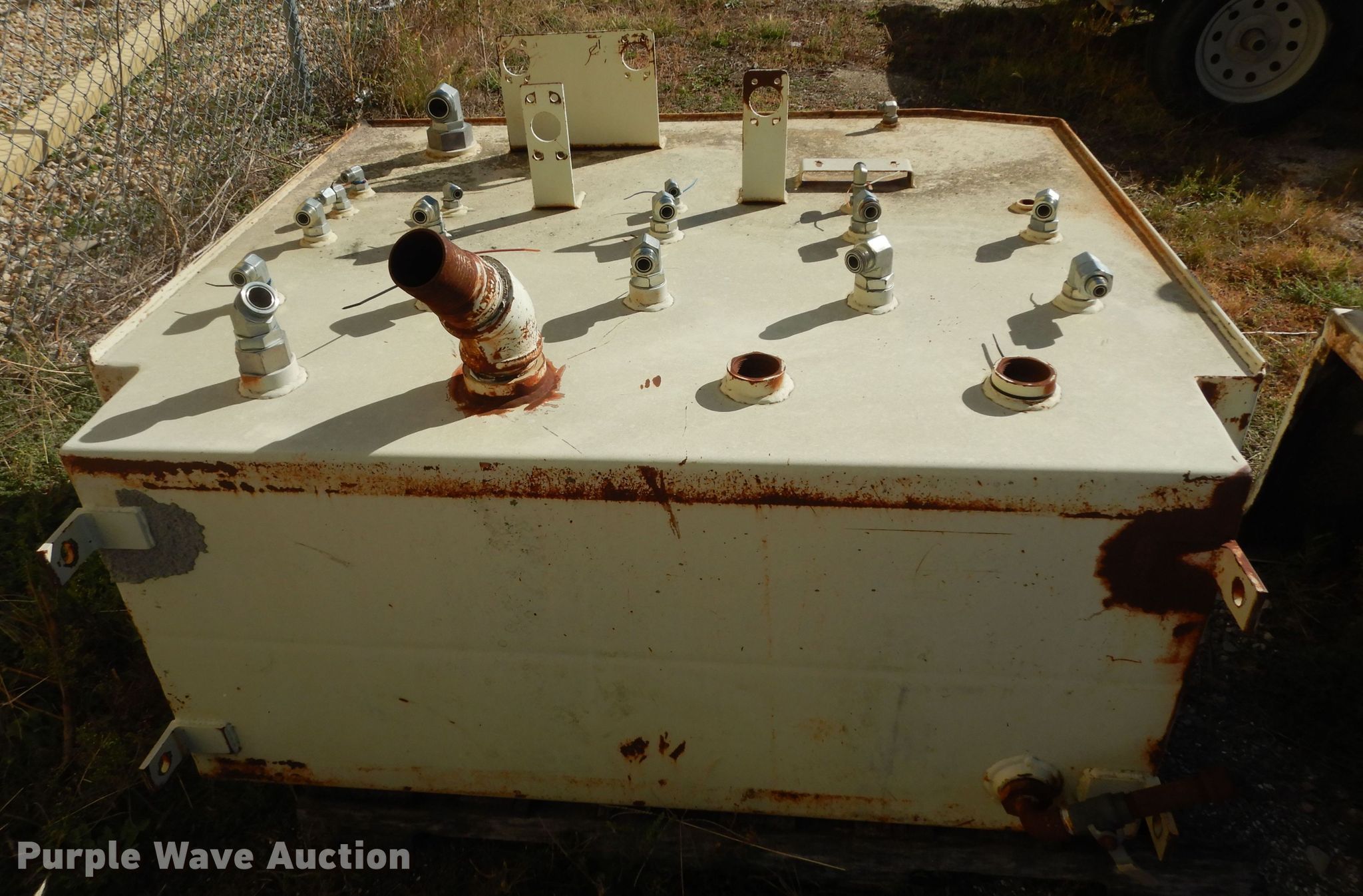 (5) hydraulic tanks in Topeka, KS Item KF9192 sold Purple Wave