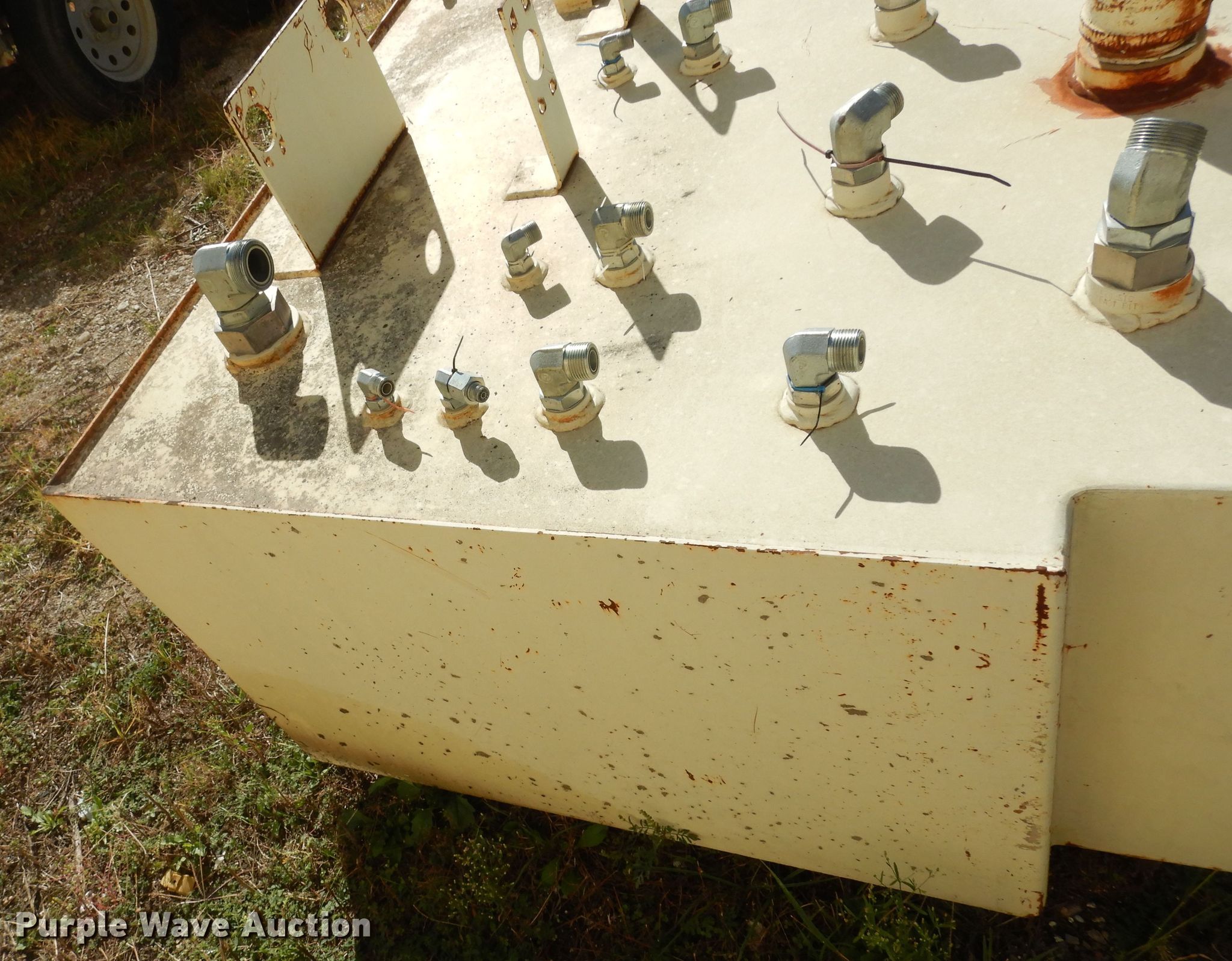 (5) hydraulic tanks in Topeka, KS Item KF9192 sold Purple Wave