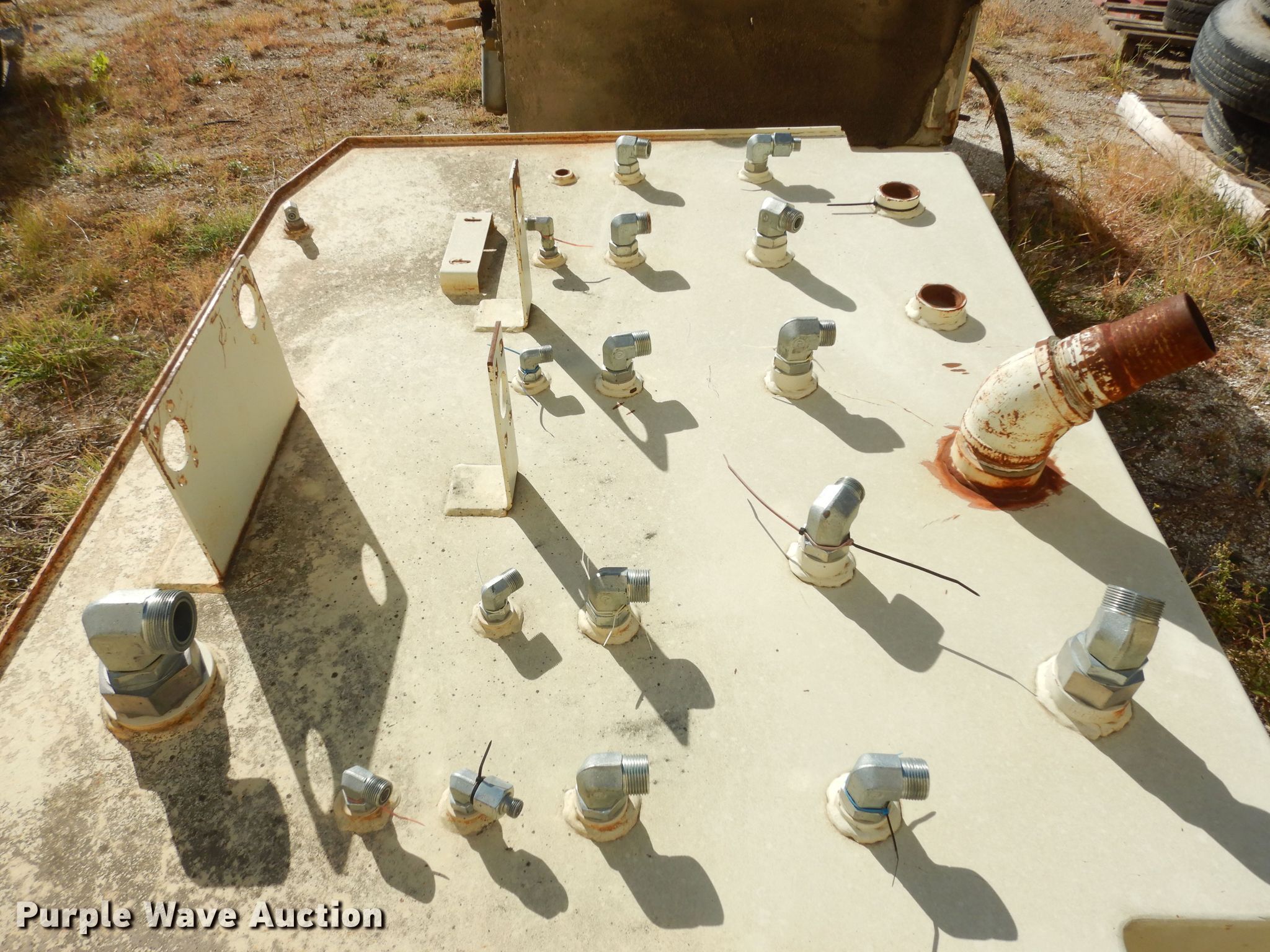 (5) hydraulic tanks in Topeka, KS Item KF9192 sold Purple Wave