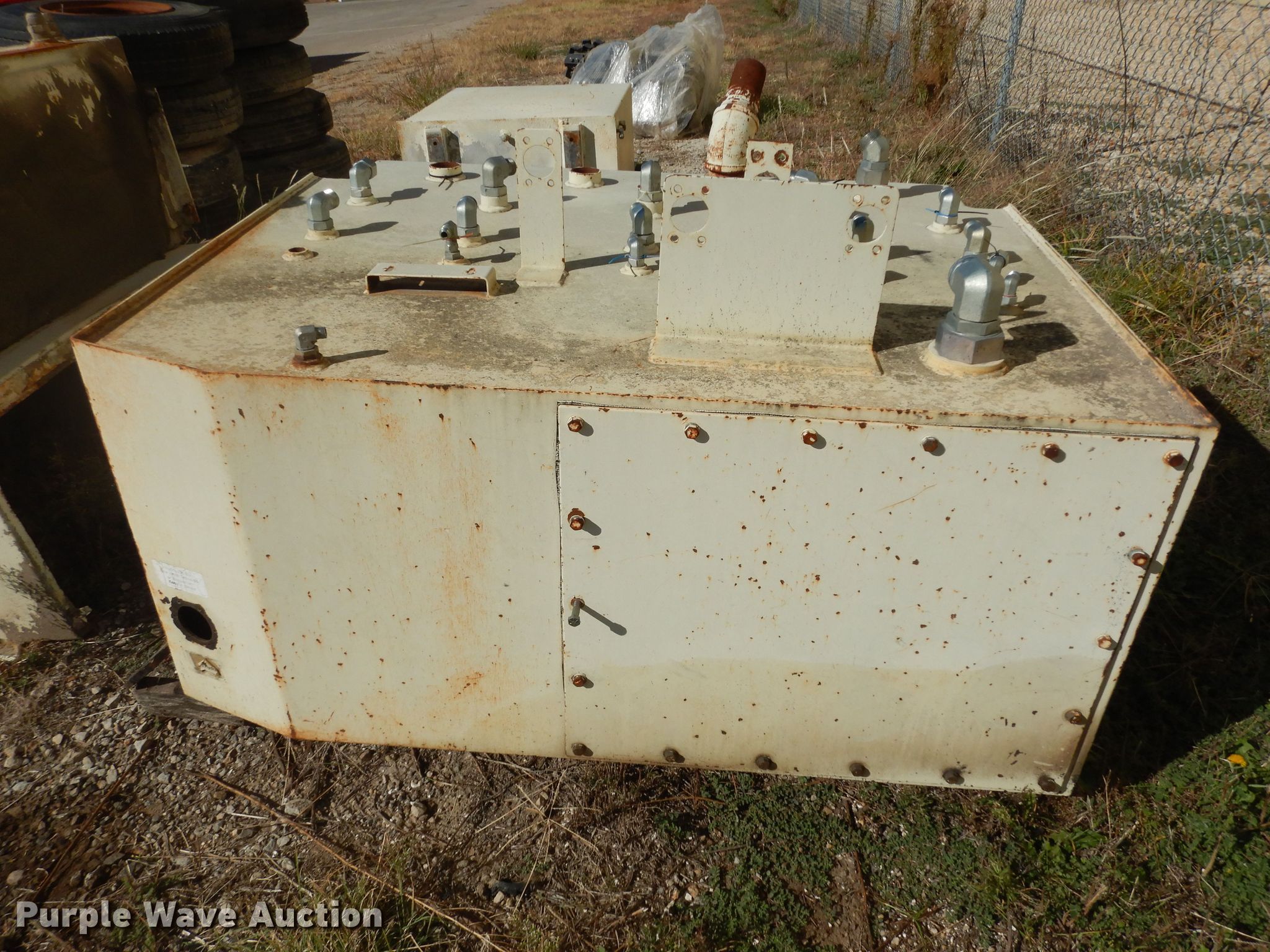 (5) hydraulic tanks in Topeka, KS Item KF9192 sold Purple Wave