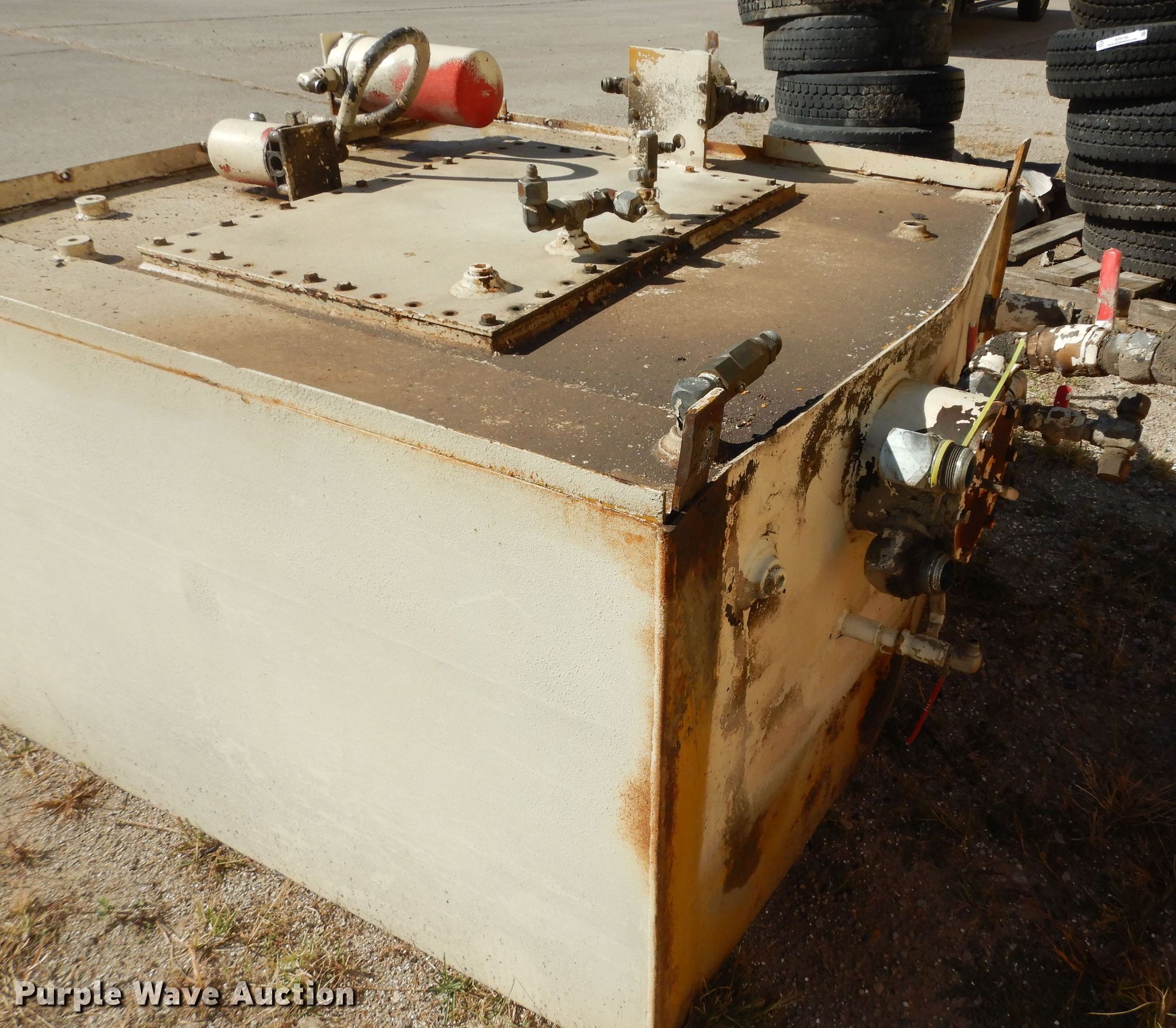 (5) hydraulic tanks in Topeka, KS Item KF9192 sold Purple Wave