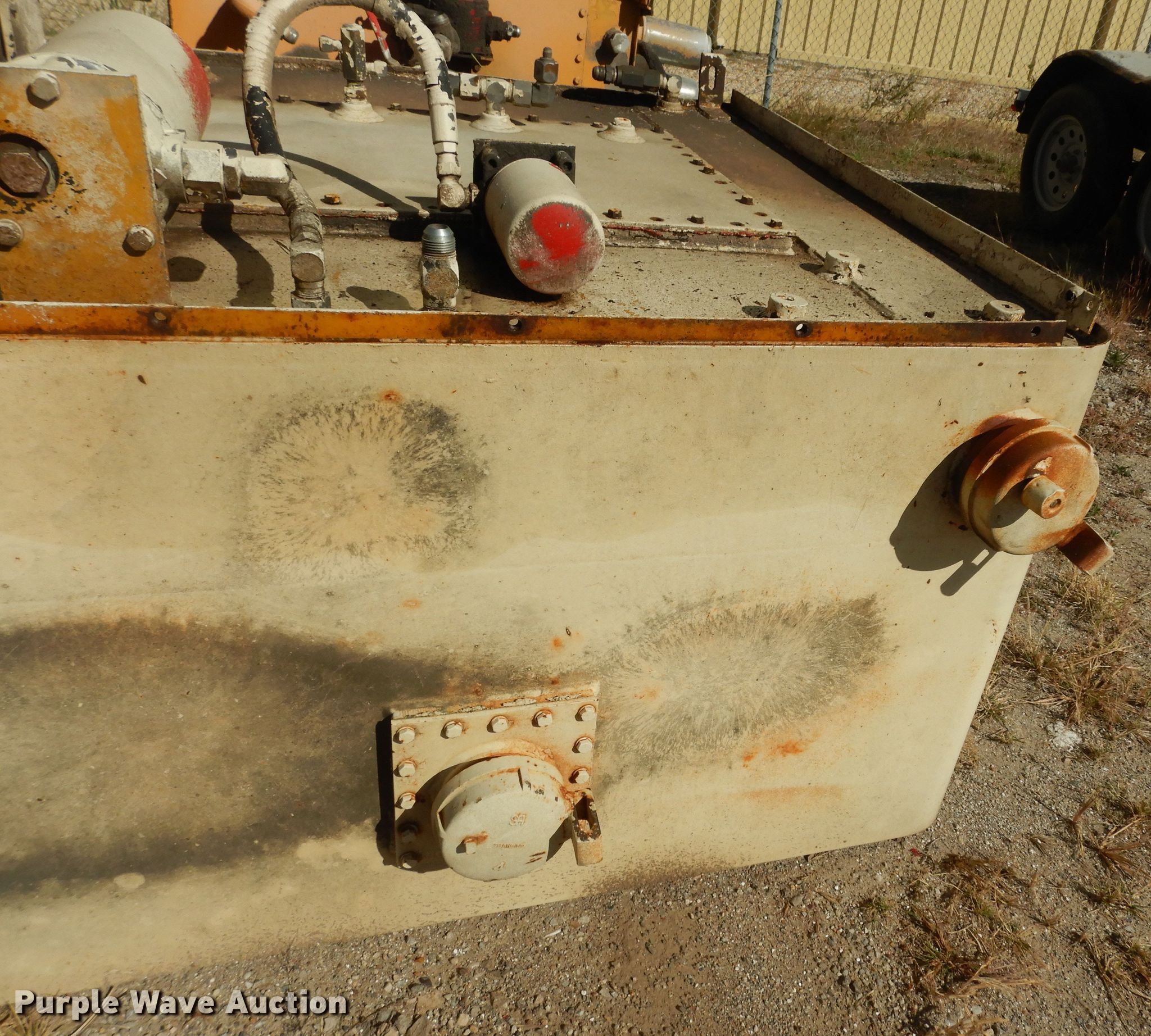 (5) hydraulic tanks in Topeka, KS Item KF9192 sold Purple Wave