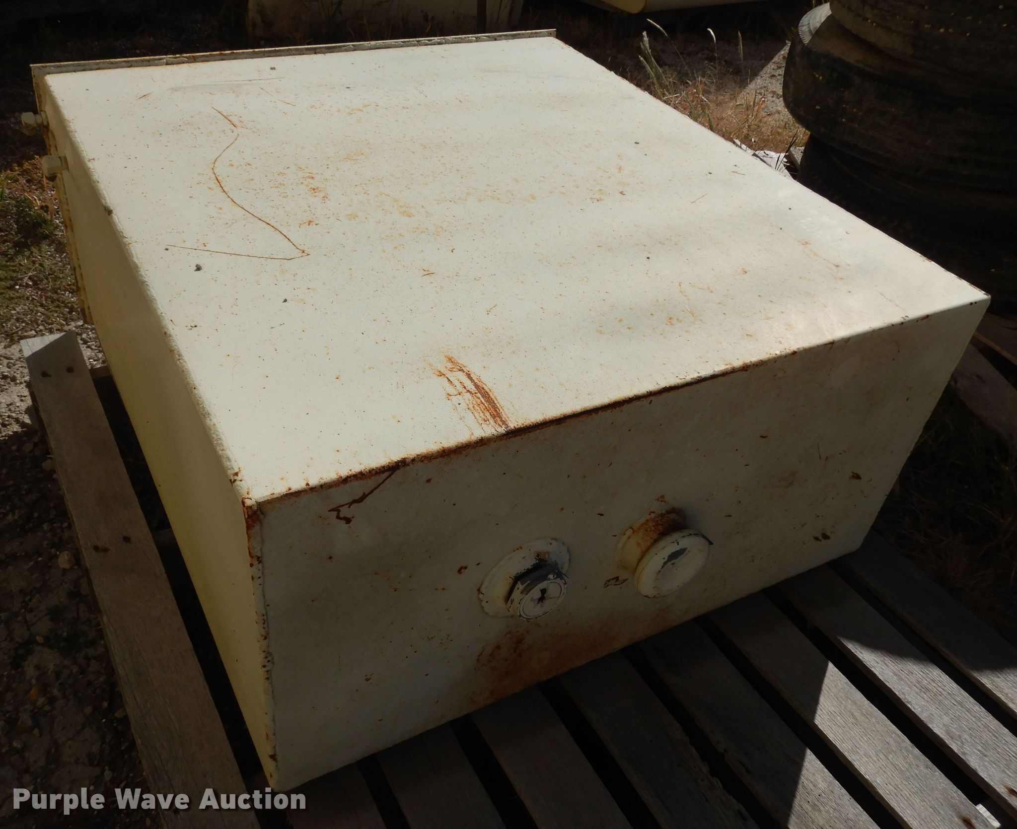 (5) hydraulic tanks in Topeka, KS Item KF9192 sold Purple Wave