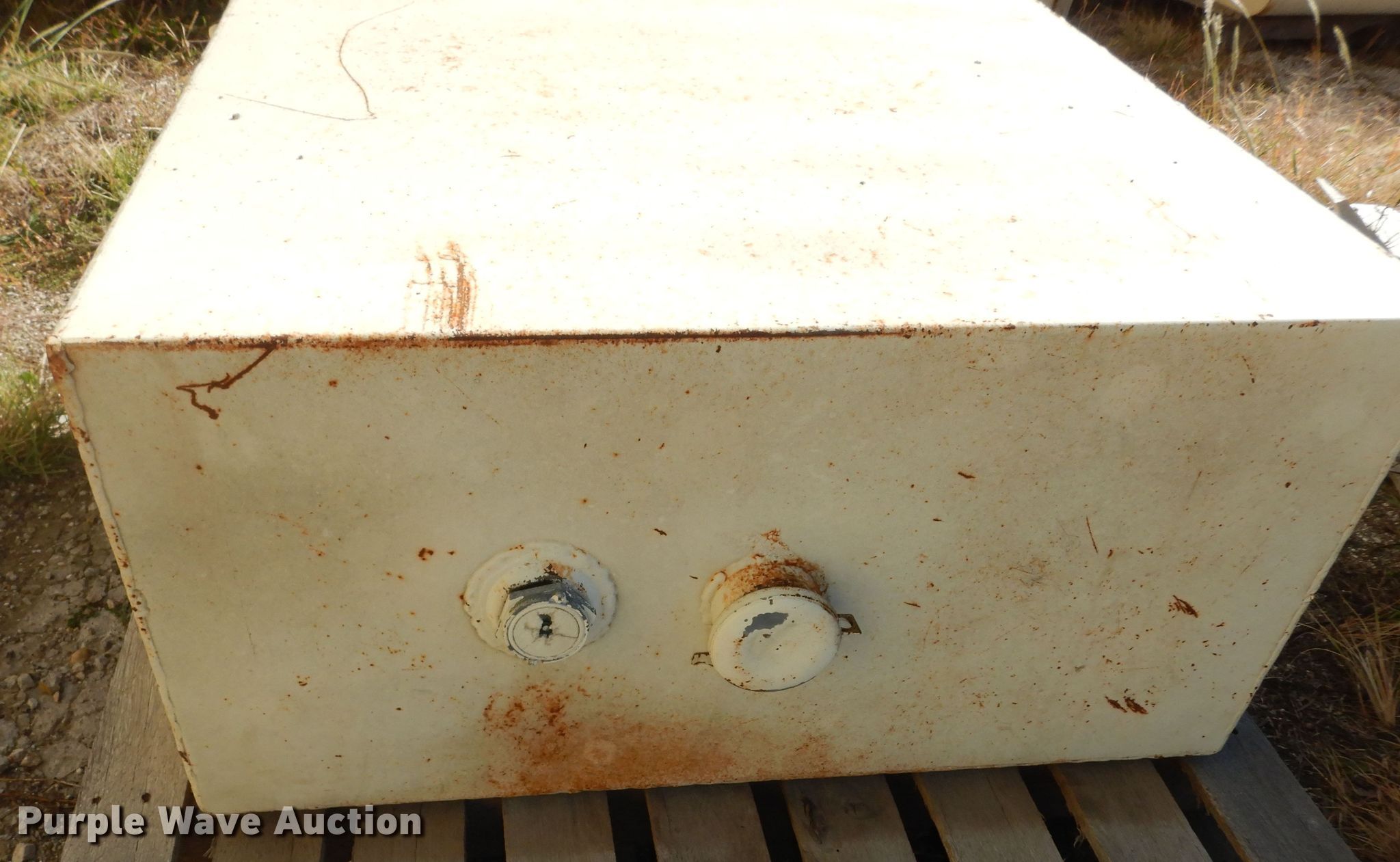 (5) hydraulic tanks in Topeka, KS Item KF9192 sold Purple Wave