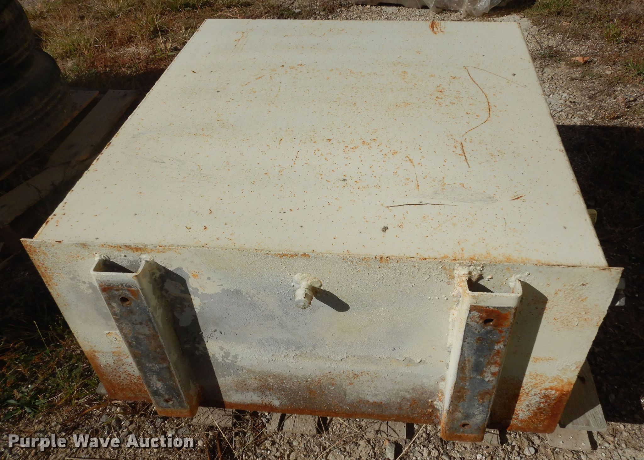 (5) hydraulic tanks in Topeka, KS Item KF9192 sold Purple Wave