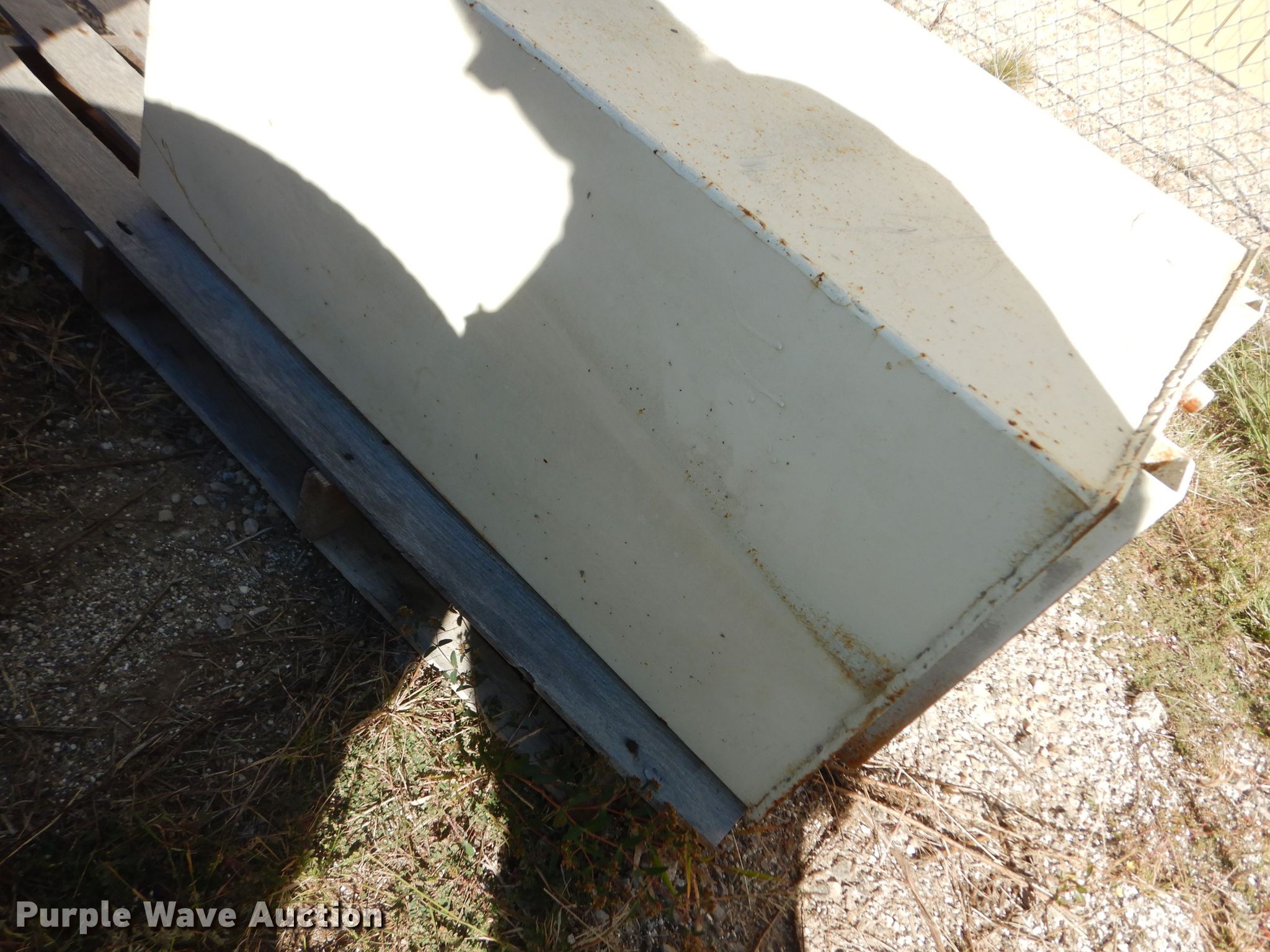 (5) hydraulic tanks in Topeka, KS Item KF9192 sold Purple Wave