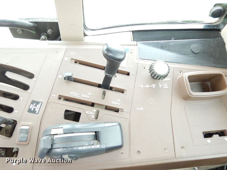 image for item DI6886 2004 John Deere 6615  MFWD tractor