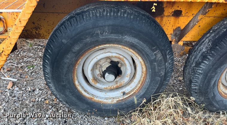 image for item DR7305 1989 Intl  equipment trailer