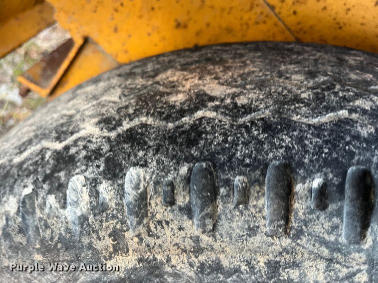 image for item DR7305 1989 Intl  equipment trailer