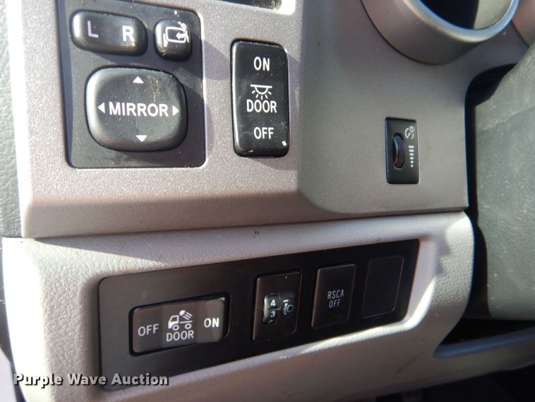 image for item IG9812 2013 Toyota Tundra Crew Cab pickup truck