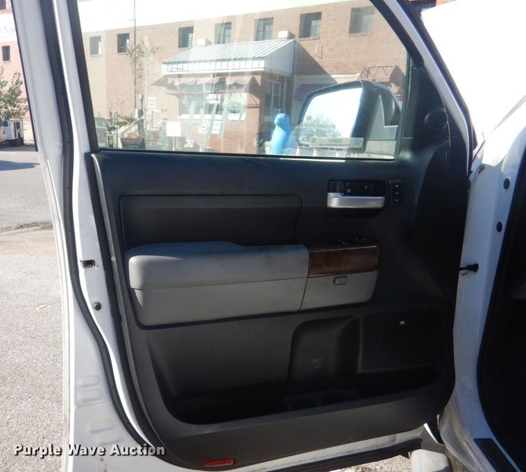 image for item IG9812 2013 Toyota Tundra Crew Cab pickup truck