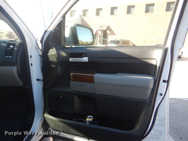 image for item IG9812 2013 Toyota Tundra Crew Cab pickup truck