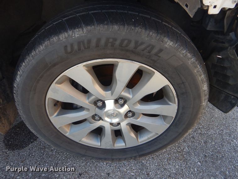 image for item IG9812 2013 Toyota Tundra Crew Cab pickup truck