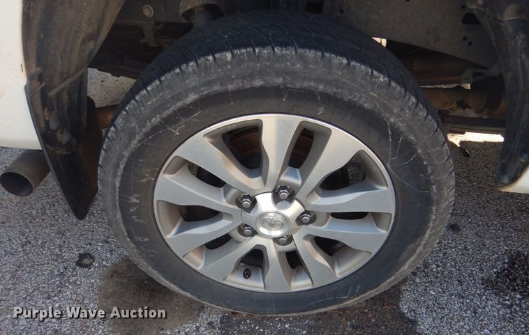 image for item IG9812 2013 Toyota Tundra Crew Cab pickup truck