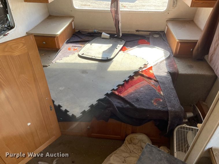 image for item JD9836 2005 Forest River Flagstaff  camper