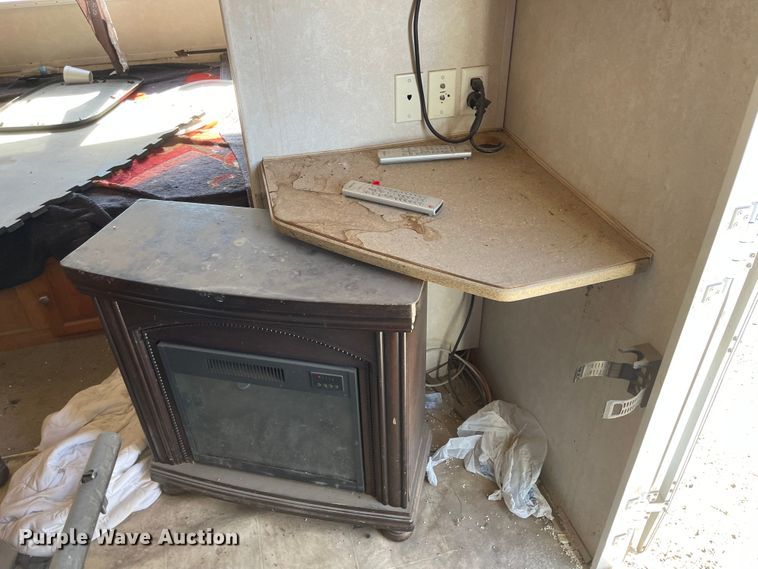 image for item JD9836 2005 Forest River Flagstaff  camper